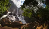 Aliran bertingkat Curug Cikanteh di antara bebatuan dan pohon, Februari 2020. / Tiered flows at Curug Cikanteh among rocks and trees, February 2020.