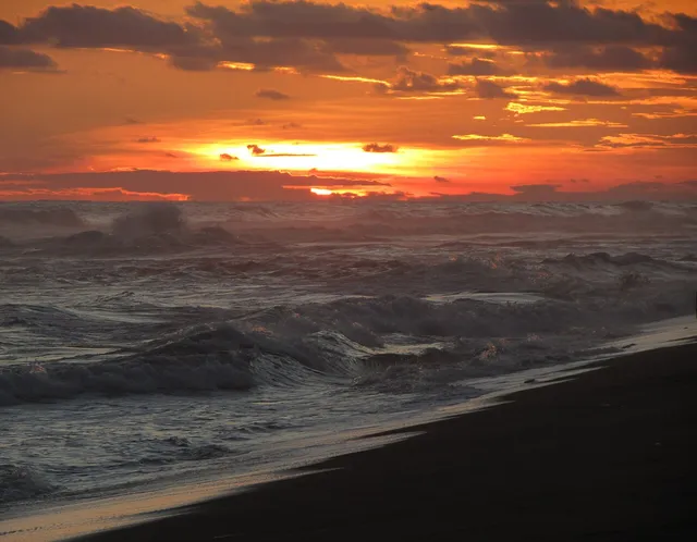 Ombak dan langit senja Pantai Baru, foto arsip 2014 / Waves and sunset sky at Pantai Baru, archive photograph from 2014
