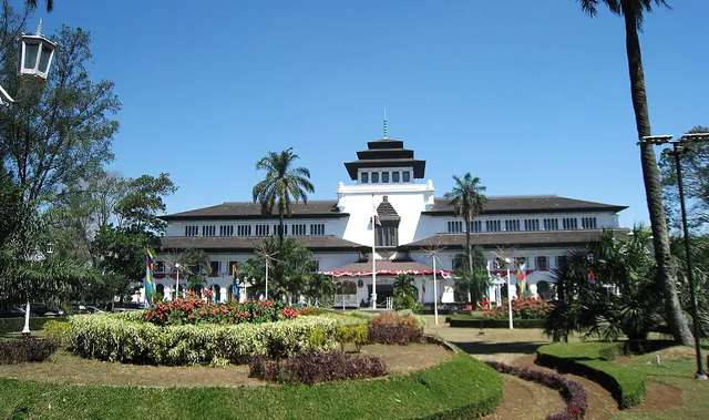 Taman di depan Gedung Sate pada Agustus 2009. / Garden in front of Gedung Sate in August 2009.