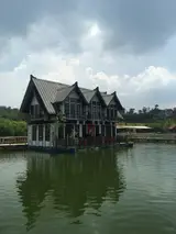 ID: Bangunan beratap pelana di tepi danau Floating Market Lembang, Kabupaten Bandung Barat. EN: A gabled lakeside building at Floating Market Lembang, West Bandung Regency.