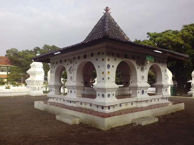 Bangunan Mande Manguntur Keraton Kanoman pada Januari 2014. / Mande Manguntur at Kanoman Palace in January 2014.