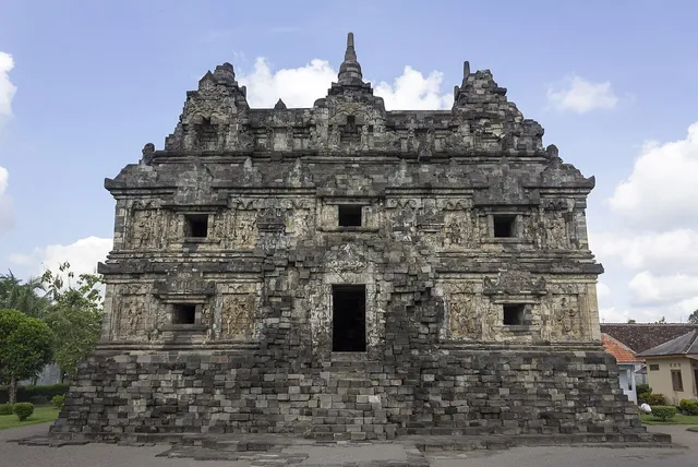 Fasad Candi Sari dengan relief dan bukaan jendela, foto arsip2013 / Sari Temple facade with reliefs and window openings, archive photograph from2013