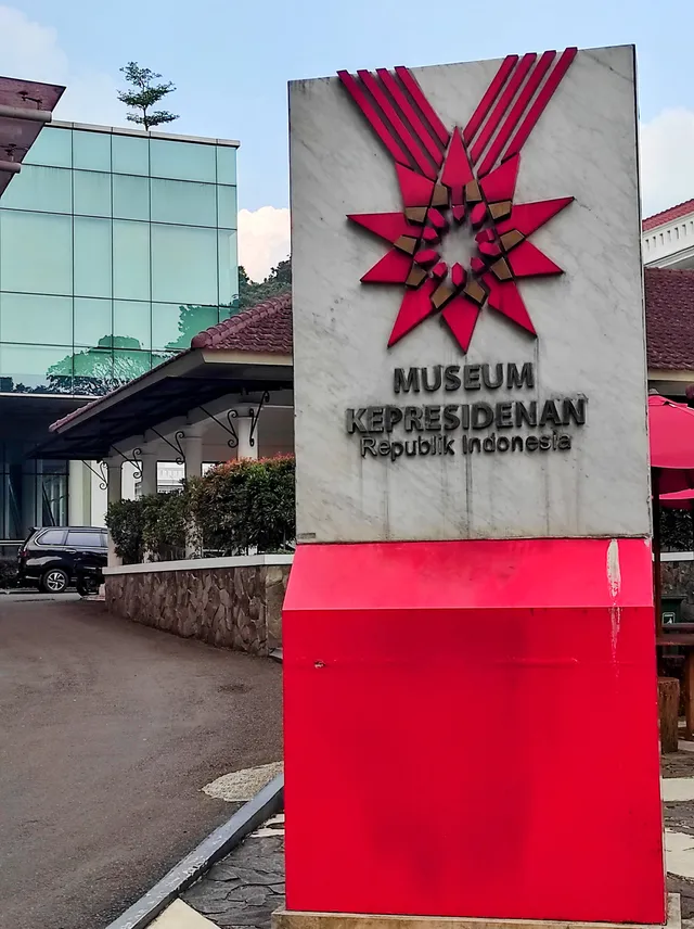 Papan nama Museum Kepresidenan RI Balai Kirti di area luar kompleks Istana Bogor.