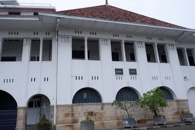 Jendela melengkung dan penanda ANNO 1924 pada Gedung BAT, Juni 2025. / Arched windows and ANNO 1924 marker on Gedung BAT, June 2025.