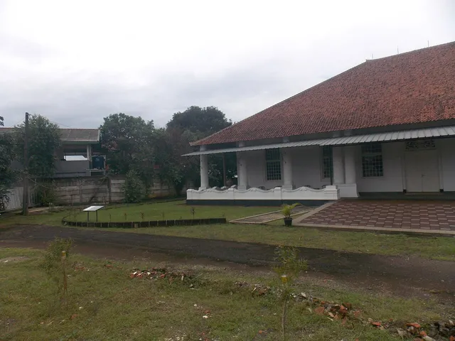 Rumah Cimanggis dari samping, memperlihatkan sebagian beranda dan halaman, Maret 2024. / Side view of Rumah Cimanggis showing part of the veranda and grounds, March 2024.