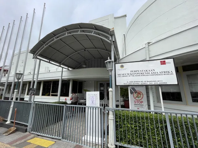 Pintu Perpustakaan Museum KAA, Februari 2023; berbeda dari pintu utama museum. / Museum KAA library entrance, February 2023; distinct from the museum main entrance.