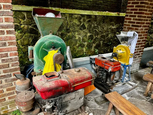 ID: Dua alat penggiling singkong di Kampung Adat Cireundeu. EN: Two cassava grinding machines in Kampung Adat Cireundeu.