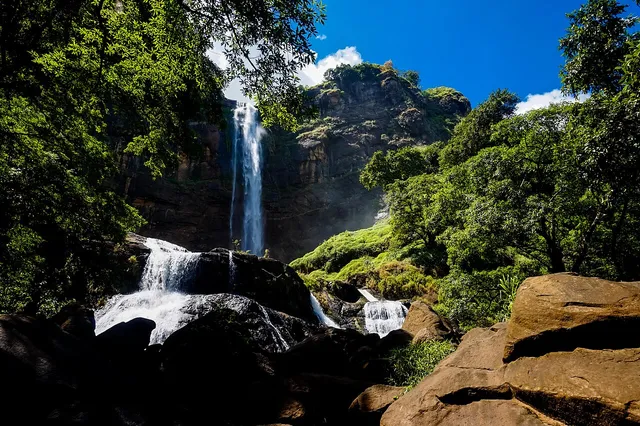 Aliran tinggi Curug Cikanteh dengan lereng hijau dan bebatuan, Agustus 2016. / The tall flow at Curug Cikanteh with green slopes and rocks, August 2016.