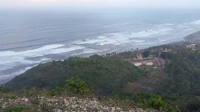 Pemandangan pesisir Parangtritis dari Bukit Paralayang pada foto arsip 2017 / View of the Parangtritis coast from Bukit Paralayang in an archive photograph from 2017