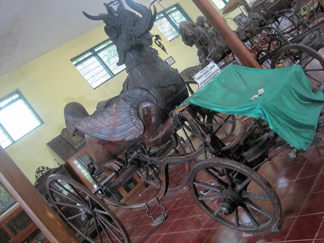 Kereta Paksi Naga Liman di Keraton Kanoman pada Juni 2010. / Paksi Naga Liman carriage at Kanoman Palace in June 2010.