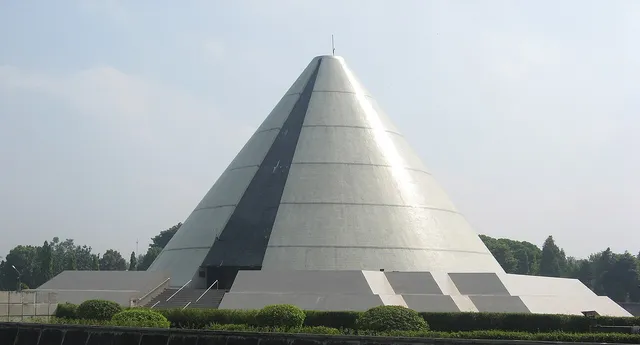 Bangunan kerucut Monumen Yogya Kembali, foto arsip 2008 / Cone-shaped building of Monumen Yogya Kembali, archive photograph from 2008