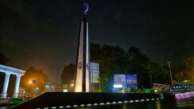 Tugu Kujang dan lampu kendaraan pada malam hari di Bogor, Mei 2024. / Tugu Kujang and vehicle lights at night in Bogor, May 2024.