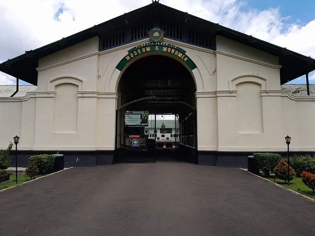 Gerbang utama Museum dan Monumen PETA di Bogor pada Maret 2024. / Main gate of the PETA Museum and Monument in Bogor in March 2024.