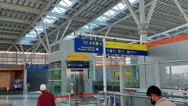 Lantai dua Stasiun Bekasi dengan petunjuk arah ke peron dan lift, Mei 2023. / Bekasi Station upper level with platform signs and a lift, May 2023.