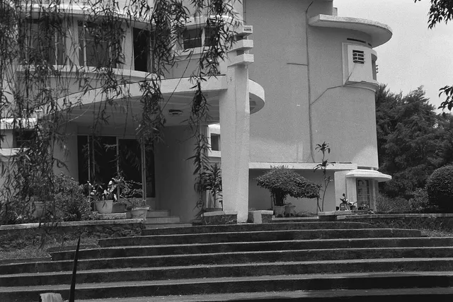 Foto arsip detail pintu masuk dan tangga Villa Isola, September 1988. / Archival view of the Villa Isola entrance and steps, September 1988.