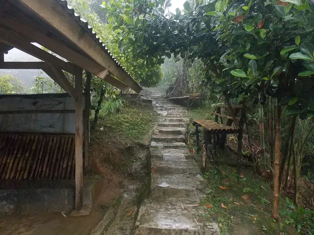 Tangga jalur pejalan kaki dan tempat istirahat di kawasan Gunung Pancar