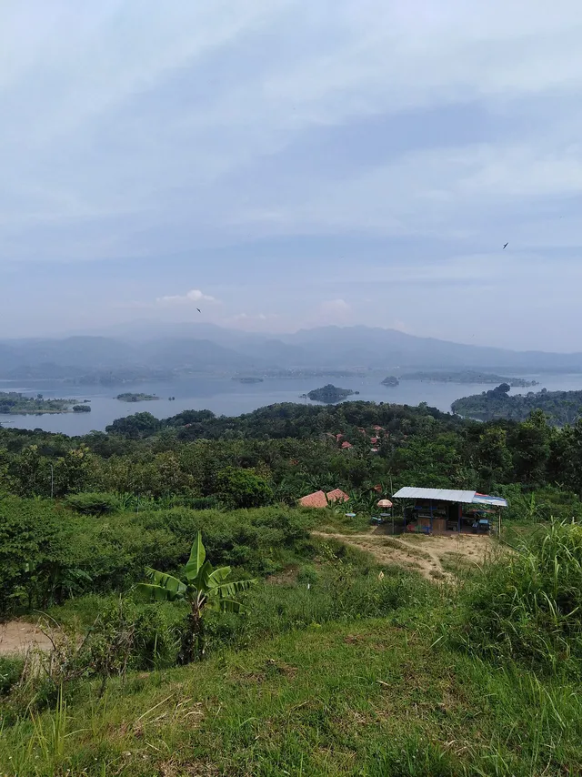 Perairan dan perbukitan tepian Jatigede dalam foto Mei 2019. / Jatigede waters and shoreline hills in a May 2019 photograph.