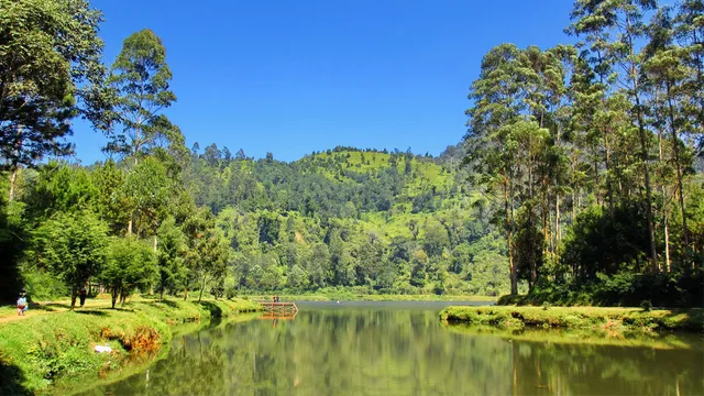 Air Situ Cisanti di antara tepian hijau dan pepohonan, Mei 2022. / Lake Cisanti between green shores and trees, May 2022.