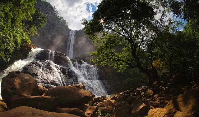 Aliran bertingkat Curug Cikanteh di antara bebatuan dan pohon, Februari 2020. / Tiered flows at Curug Cikanteh among rocks and trees, February 2020.