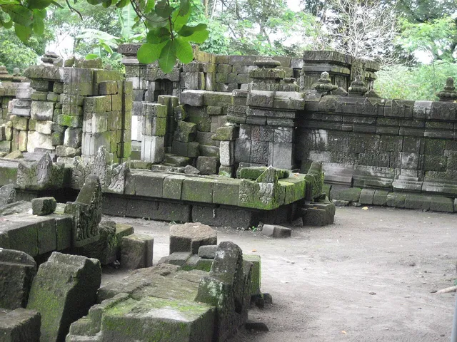 Susunan batu Candi Kedulan pada foto arsip 2008, sebelum pemugaran 2018 / Stonework at Kedulan Temple in an archive photograph from 2008, before the 2018 restoration