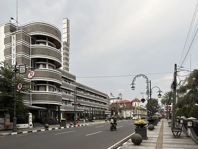 Sisi Hotel Savoy Homann dengan trotoar dan suasana Jalan Asia Afrika, Mei 2025. / Hotel Savoy Homann side view with the pavement and Jalan Asia Afrika streetscape, May 2025.
