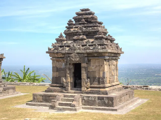 Candi perwara di kompleks Candi Ijo, Sleman / Perwara temple in the Candi Ijo complex, Sleman
