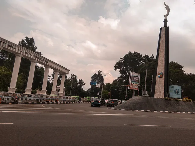 Tugu Kujang dengan konteks jalan dan Lawang Salapan di Bogor pada Januari 2019. / Tugu Kujang with its street context and nearby Lawang Salapan in Bogor in January 2019.