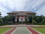 Gedung Balai Kota Depok dilihat dari halaman depannya.