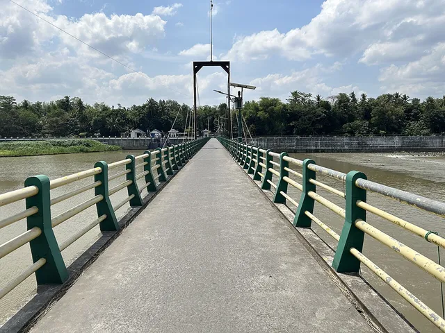 Jembatan pejalan kaki, sungai dan bendung Kamijoro, foto September 2025 / Pedestrian bridge, river and Kamijoro weir, photograph from September 2025