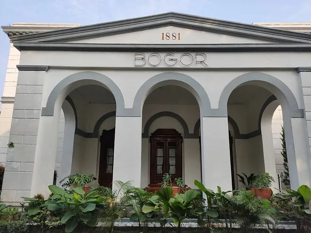 Tiga lengkung pada fasad Stasiun Bogor dengan tulisan BOGOR dan angka 1881, Juni 2022. / Three arches on Bogor Station’s facade with BOGOR lettering and the year 1881, June 2022.