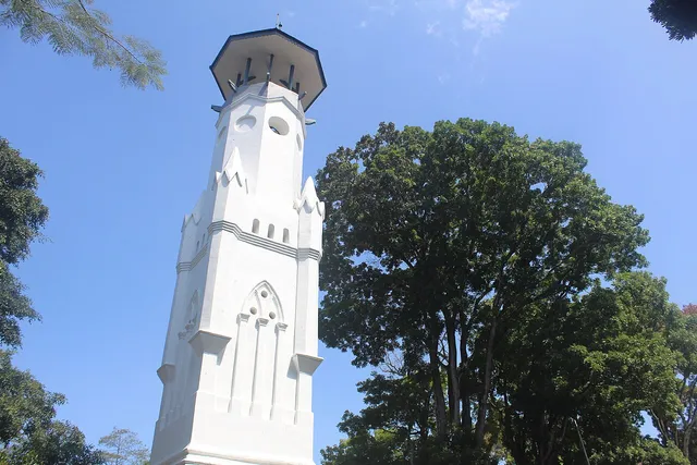 Menara Loji di samping pohon besar, September 2024. / Menara Loji beside a large tree, September 2024.