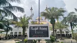 Masjid Agung Kota Tasikmalaya dengan papan nama dan pepohonan.