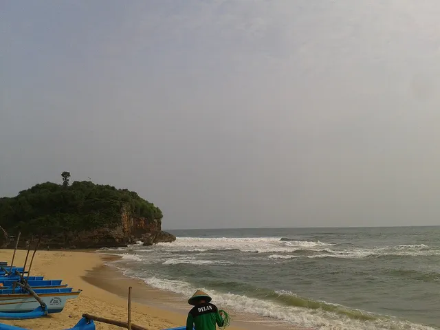 Perahu nelayan, pulau kecil dan ombak Pantai Drini, foto arsip 2014 / Fishing boats, an islet and waves at Drini Beach, archive photograph from 2014
