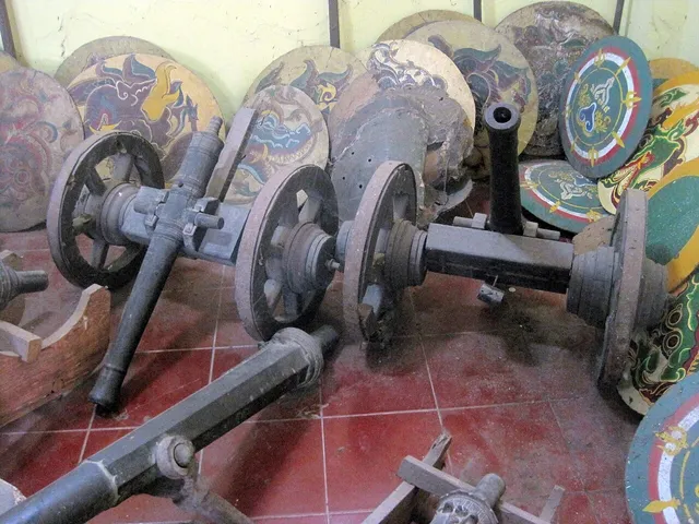 Koleksi meriam Keraton Kanoman pada Juni 2010. / Cannon collection at Kanoman Palace in June 2010.