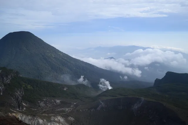 Lereng Gunung Gede Pangrango dan awan dilihat dari kawasan Cibodas