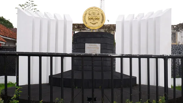 Tugu Koperasi Indonesia dilihat dari depan, Tasikmalaya, Februari 2026. / Front view of the Indonesian Cooperative Monument in Tasikmalaya, February 2026.