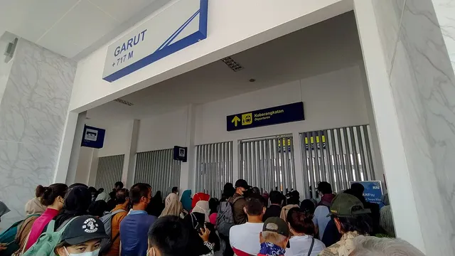 Penumpang berkumpul di gerbang keberangkatan Stasiun Garut, April 2022. / Passengers at Garut Station departure gate, April 2022.