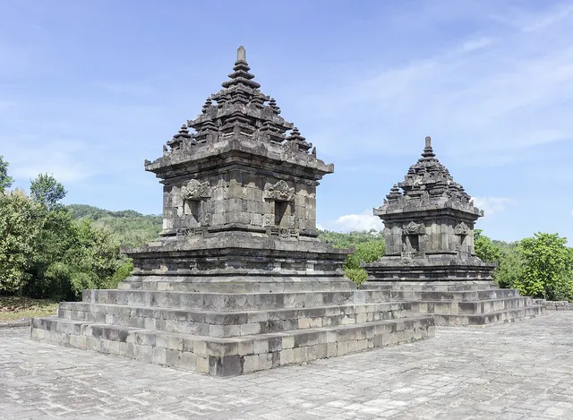 Dua bangunan Candi Barong, foto arsip 2014 / Two structures at Barong Temple, archive photograph from 2014