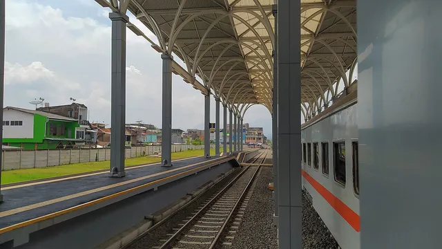 Peron jalur 2 Stasiun Garut di bawah kanopi dengan kereta di sisi kanan, April 2022. / Platform 2 beneath its canopy with a train on the right, April 2022.