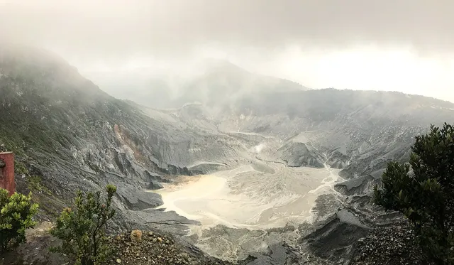 Cekungan kawah dan lereng Tangkuban Parahu dalam cahaya berkabut, April 2017. / Crater basin and slopes at Tangkuban Parahu in misty light, April 2017.
