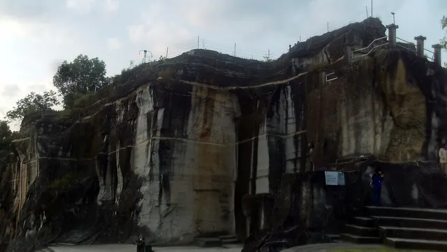 Dinding bekas tambang dan tangga Tebing Breksi, foto arsip 2023 / Former quarry wall and steps at Tebing Breksi, archive photo from 2023