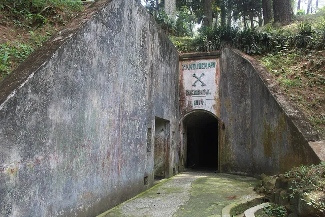 Pintu lorong berlengkung pada benteng Tahura Gunung Kunci, November 2024. / Arched passage entrance at the Tahura Gunung Kunci fortress, November 2024.