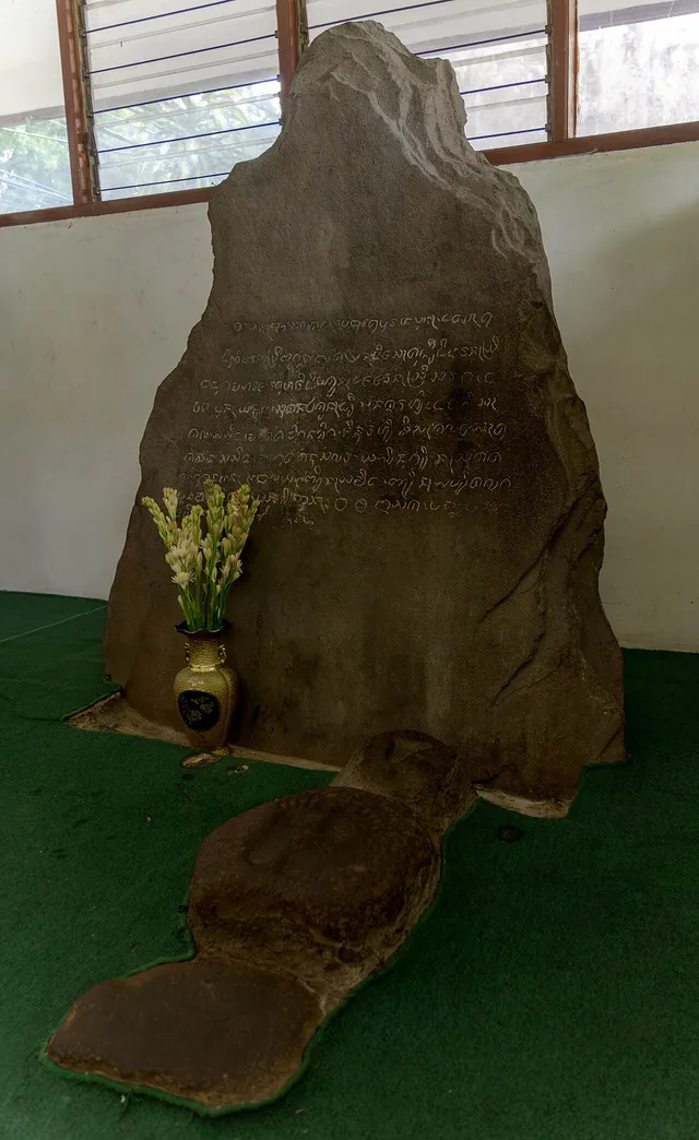 Permukaan beraksara Prasasti Batutulis pada September 2025, sebelum revitalisasi cungkup Desember 2025. / Inscribed face of Prasasti Batutulis in September 2025, before the December 2025 shelter renovation.
