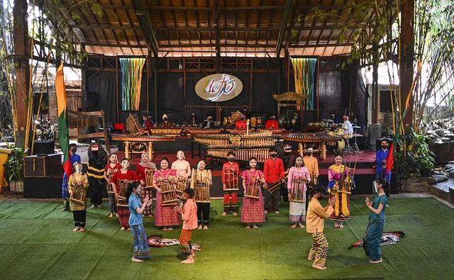 Saung Angklung Udjo is a complete angklung cultural and educational tourism destination, because it has a performance arena, a bamboo craft center and workshops