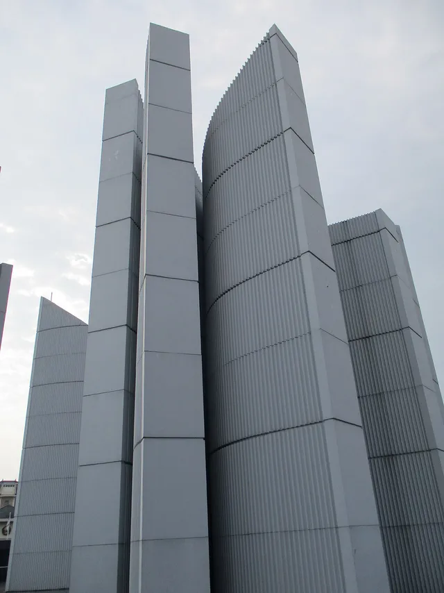 Detail bentuk vertikal Monumen Perjuangan Rakyat Jawa Barat pada November 2019. / Vertical forms of the West Java People’s Struggle Monument in November 2019.