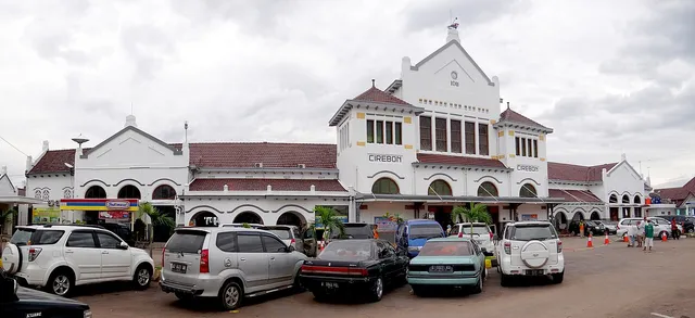 Fasad simetris Stasiun Cirebon dengan bangunan tengah yang tinggi, Desember 2013. / Symmetrical Cirebon Station facade with a tall central section, December 2013.