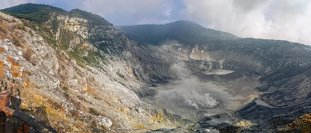 Panorama Kawah Ratu di Tangkuban Parahu, Juni 2023. / Panorama of Kawah Ratu at Tangkuban Parahu, June 2023.