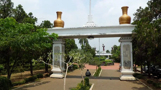 Gerbang Alun-Alun Sukabumi dalam foto arsip 2011, sebelum penataan 2021. / Sukabumi square gateway in an archival 2011 photograph, before its 2021 redevelopment.