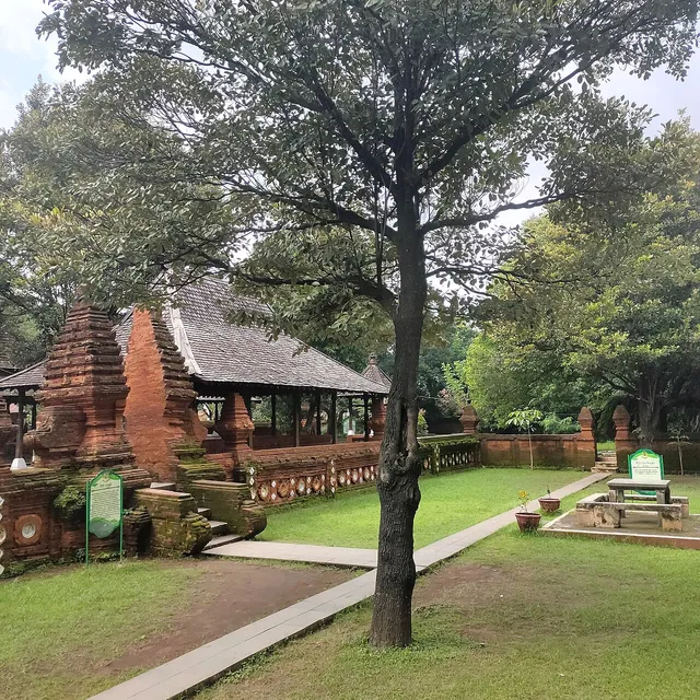 ID: Bangunan bata, gapura, dan halaman berpohon di Keraton Kasepuhan. EN: Brick structures, a gateway and tree-lined grounds at Keraton Kasepuhan.
