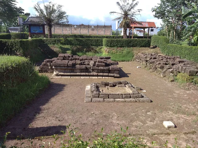 Sisa bangunan dan relief Candi Gampingan dari sisi selatan, foto arsip 2020 / Structural remains and reliefs at Gampingan Temple from the south, archive photograph from 2020